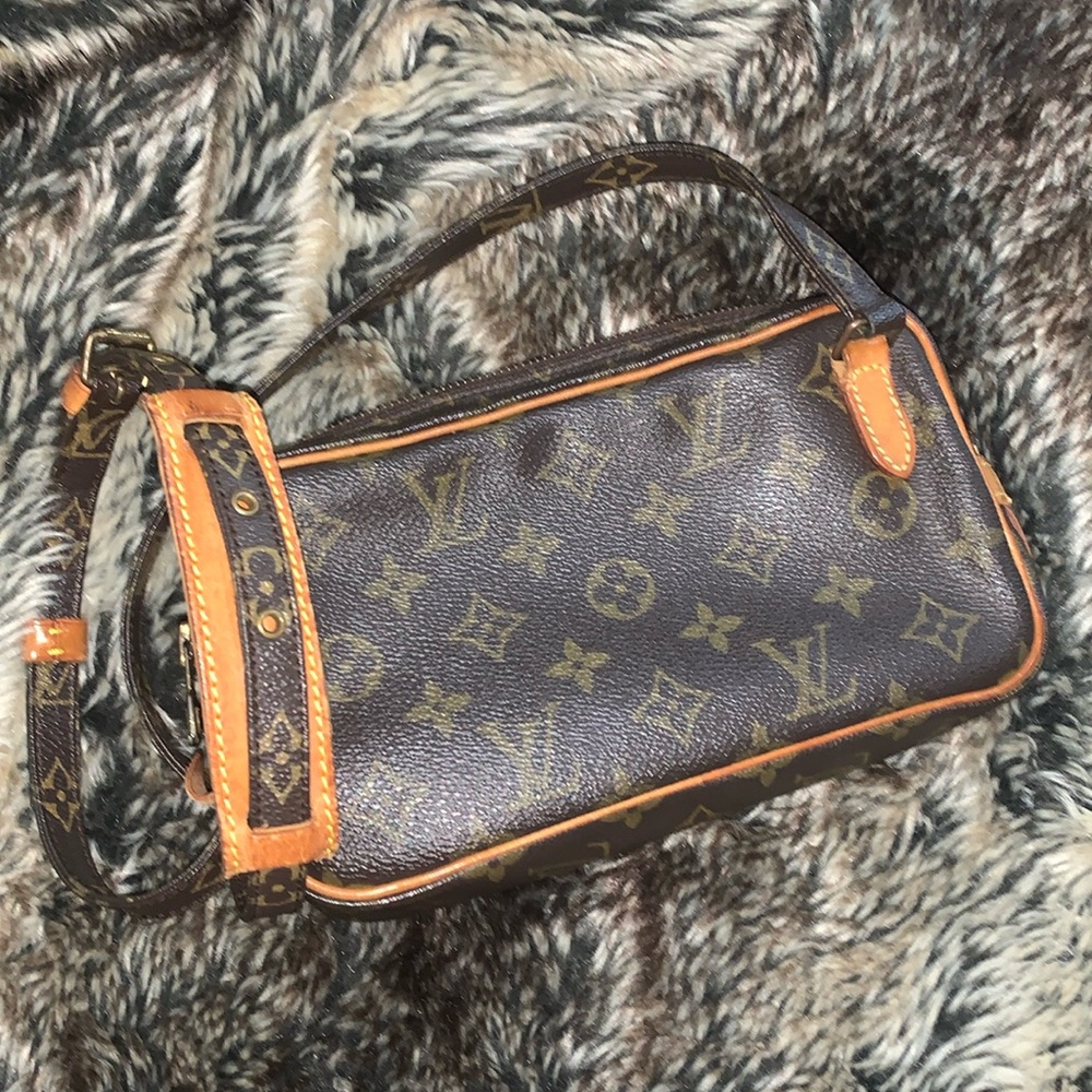 LOUIS VUITTON Authentic Signature Pristine Pochette Crossbody